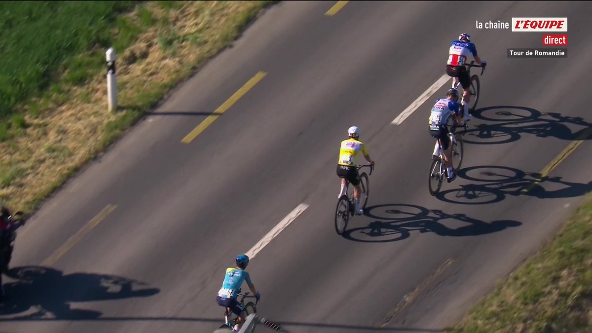 🇸🇮 Quel finish de folie de Tadej Pogačar sur la 2e étape du Tour de Romandie ! Il s'impose devant Dorian Godon. Le Slovène affiche un niveau impressionnant et semble vouloir tout rafler.