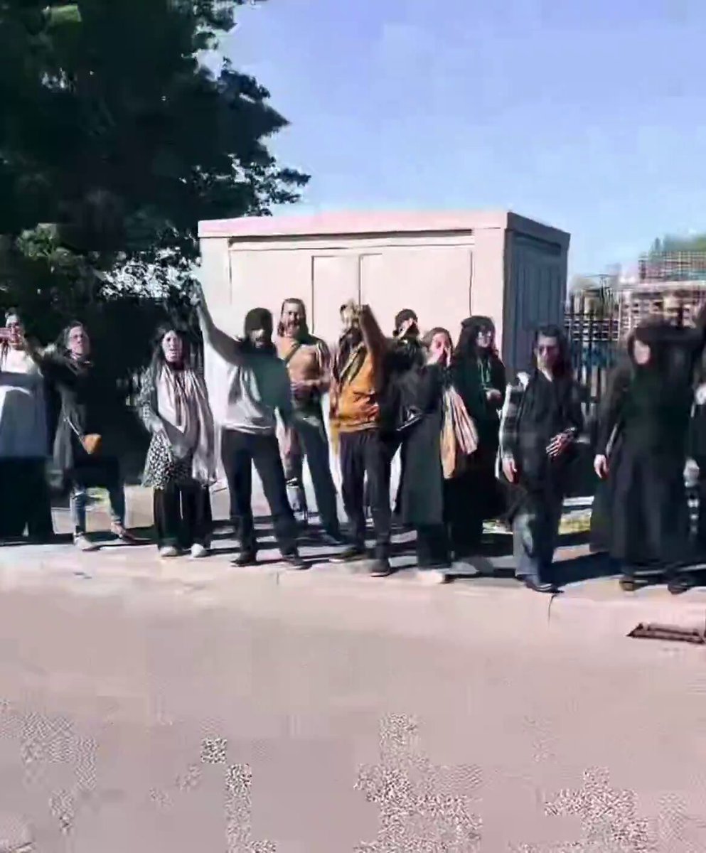 🚨🇬🇧 Meanwhile in the UK This Islamic cult have been witnessed protesting for the Police to release their Leaders who were just arrested. Their Leaders were arrested for slavery, sex offences &amp; forced marriages. This is England now.