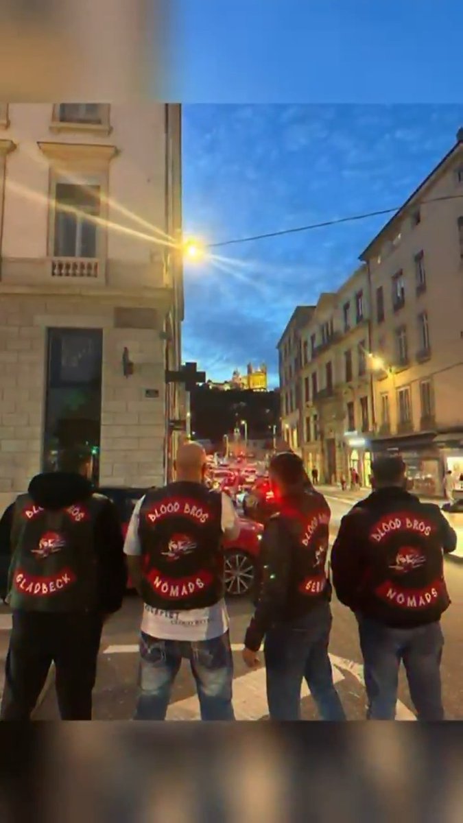 Başta Almanya olmak üzere tüm Avrupa’da motorculuk faaliyetleri yürüten Blood Bros (Kan Kardeşler) grubu, kıyafetlerinde BİR UMUTTUR YAŞAMAK ismini taşımak için izin talebinde bulundu. Edinilen bilgilere göre, bu anlamlı talebe Sayın Sedat Peker, “Şeref duyarım” sözleriyle karşılık verdi.