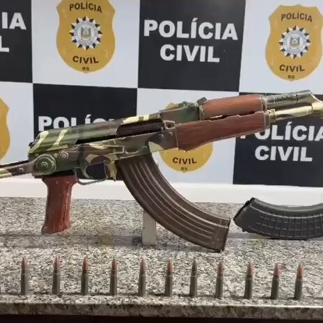 Ação do DENARC da Polícia Civil do Rio Grande do Sul resultou na apreensão de armas e munições no bairro Bom Jesus, na capital Porto Alegre. A área é de influência da facção criminosa Bala na Cara (BNC). 🎥PCRS