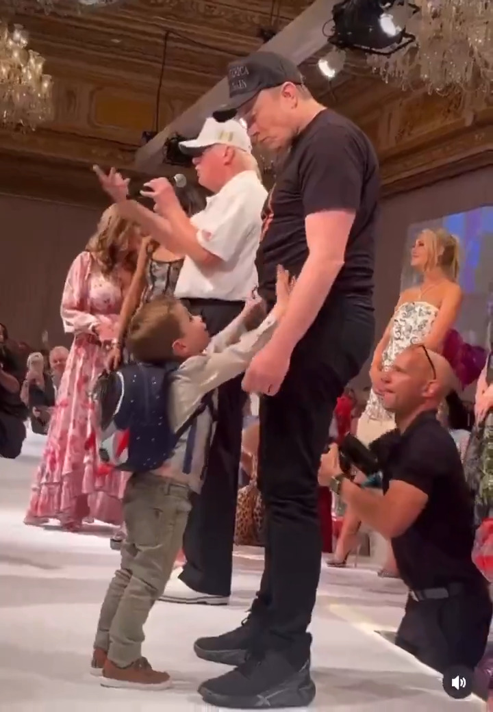 Elon is the sweetest dad, giving Lil X uppies at an event and waving to everyone together ❤️