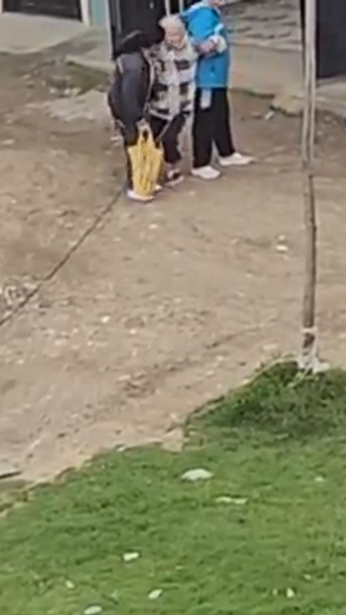 #VideoBlu Una mujer mayor fue rescatada tras la agresión que sufrió por parte de dos de sus hijas en un barrio de Ciudad Bolívar, en Bogotá.