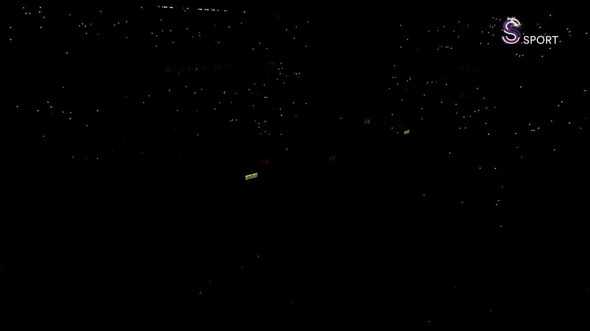 Ortama, koreografi bak. Koreografide “one more time” yazıyor. Sahada kupa olunca spiker Fenerbahçe’nin EuroLeague kupalarından “biri” diyor. Tek şampiyonluğumuz olması önceden canımı sıkıyordu ki NBA dışında en iyi basketbol şovunu açık ara FB yapıyor