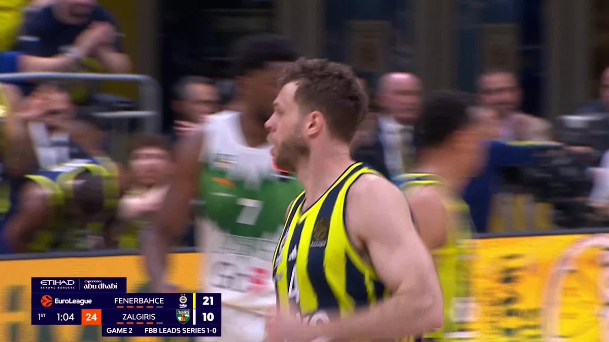 Neler yapıyorsun Nando? 😍😍😍 🧠 Savunmayı üstüne çekti, Melli'ye enfes bir servis yaptı!