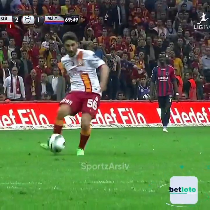 Sabri Sarıoğlu, Drogba'ya “al da at” diyor. Drogba'ya sadece dokunmak kalıyor.