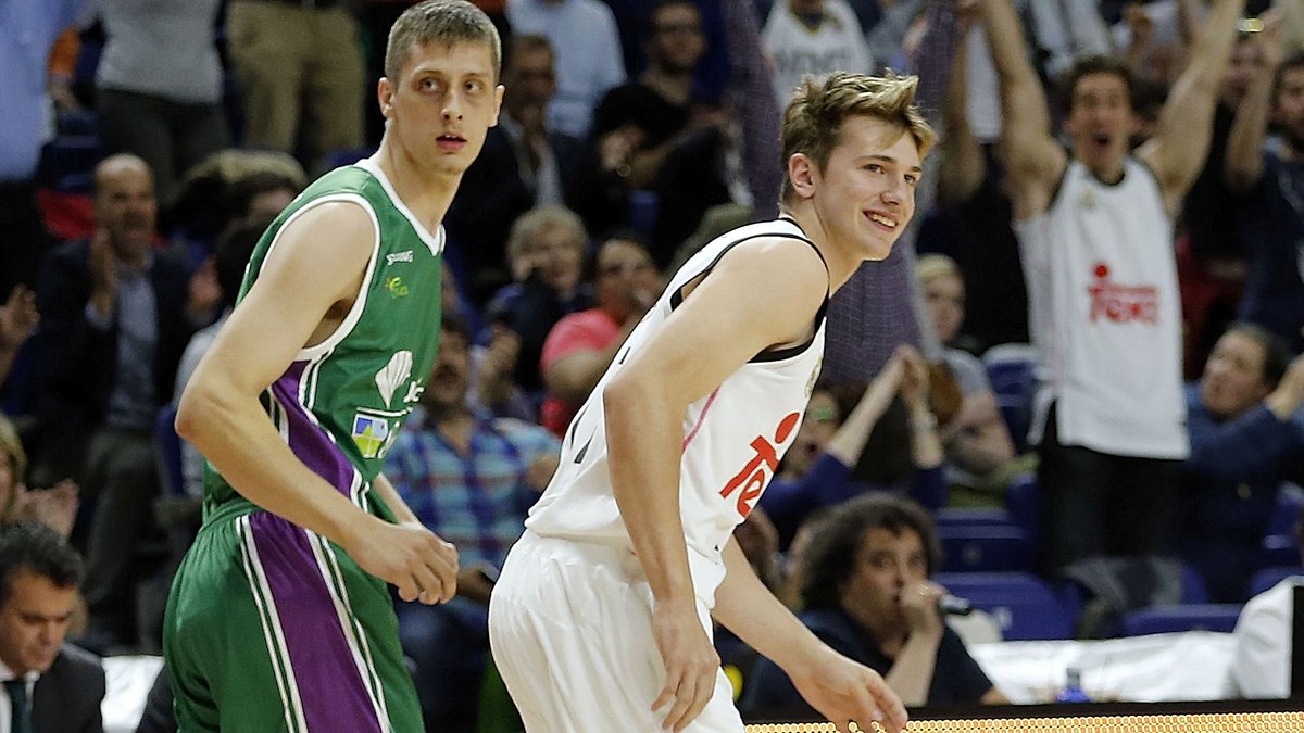 Il y a 11 ans Luka Doncic effectuait ses débuts en pro en Liga ACB à 16 ans... Vous pouvez compter combien de temps il a fallu pour qu'il score son premier panier 😱