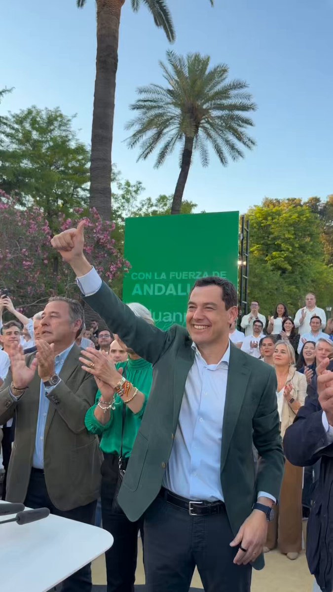 👏🏽 ESPECTACULAR llegada de Juanma Moreno al acto inició de campaña. ¡Andalucía, salimos a por todas! #ConLaFuerzaDeAndalucía #JuanmaPresidente
