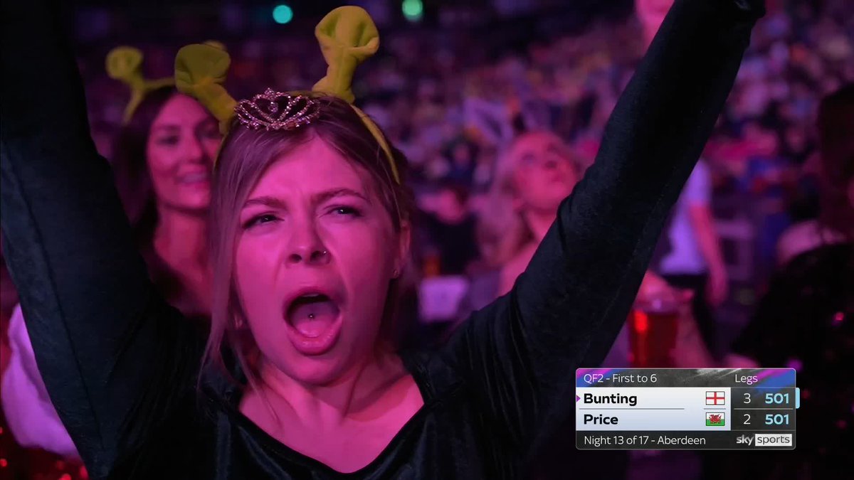 BUNTING BREAKS! Stephen Bunting takes the lead for the first time in this game, as The Bullet breaks the Price throw and is halfway to victory! 📲 #PLDarts | QF