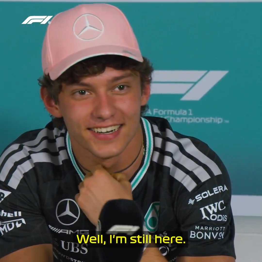 Kimi turns the tables on Tom Clarkson in the press conference! 🔄