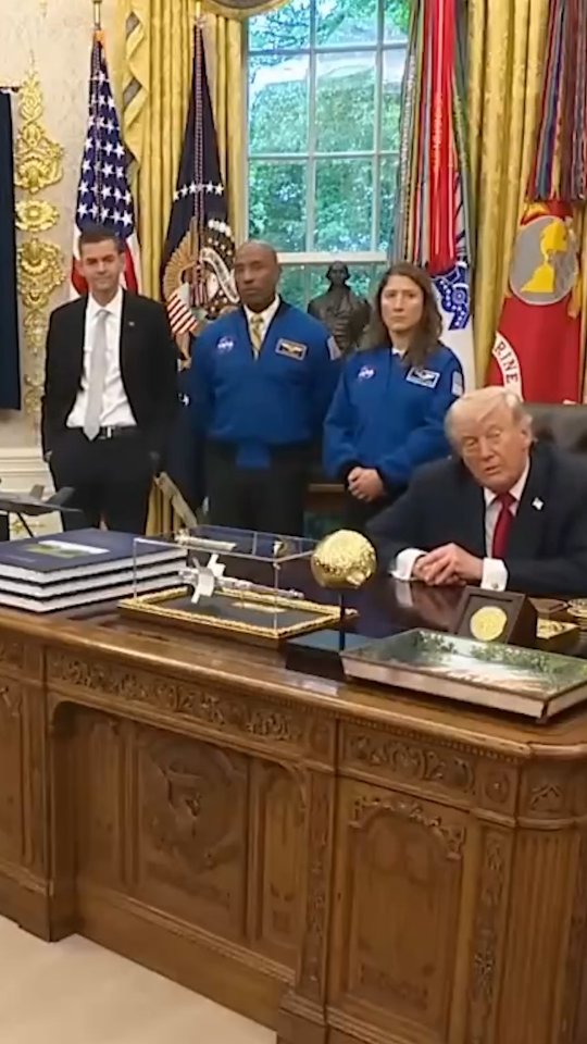 Watch this awkward moment between Trump and the Artemis crew.
