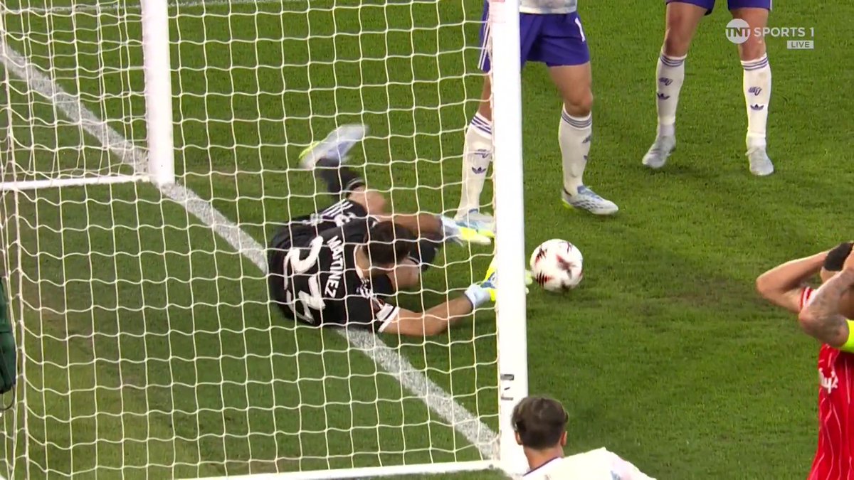 WHAT A SAVE EMI MARTINEZ 👏 The Villa stopper does brilliantly to get down and prevent Igor Jesus giving Forest the lead 😨 📺 TNT Sports on HBO Max