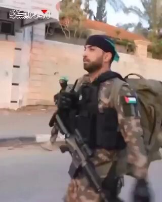 La resistencia palestina patrullando Gaza, su amada tierra, a pesar de todo no entregan sus raíces, valientes combatientes que lo han dado todo luchando contra el invasor genocida sionista, larga vida a Gaza, larga vida a Palestina, larga vida a Hamás.