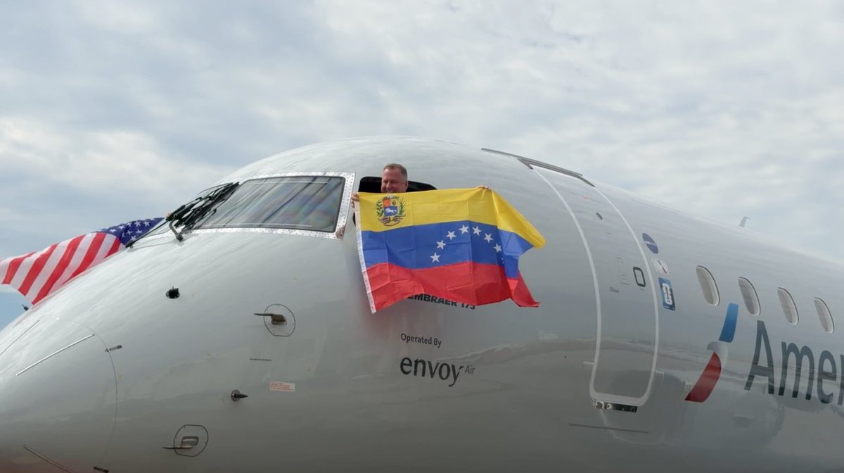 美国航空公司(American Airlines)4月30日恢复了至委内瑞拉的航线服务，执飞迈阿密至加拉加斯的航班。起飞前，机组人员展示了两国的国旗。该客机重新涂漆，以纪念美国独立250周年。 更多：