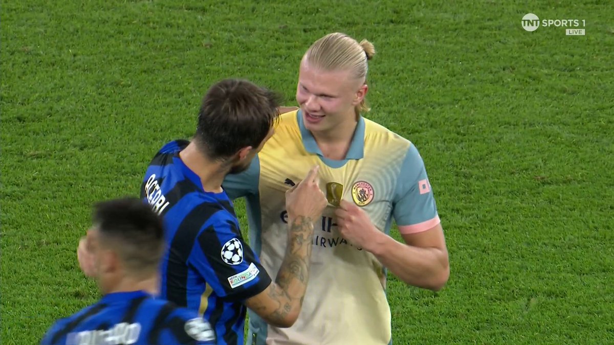 🇳🇴 Erling Haaland: “¿Quieres mi camiseta? Como estuviste jalándola todo el partido”. 🇮🇹 Francesco Acerbi: “¿Puedo tener dos?”. 🇳🇴 Erling Haaland: “🤬”.