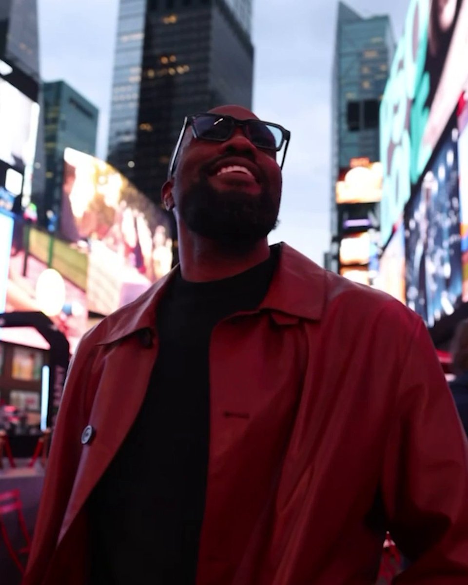 Yahya Abdul-Mateen II taking in his Times Square billboard for MAN ON FIRE 🔥