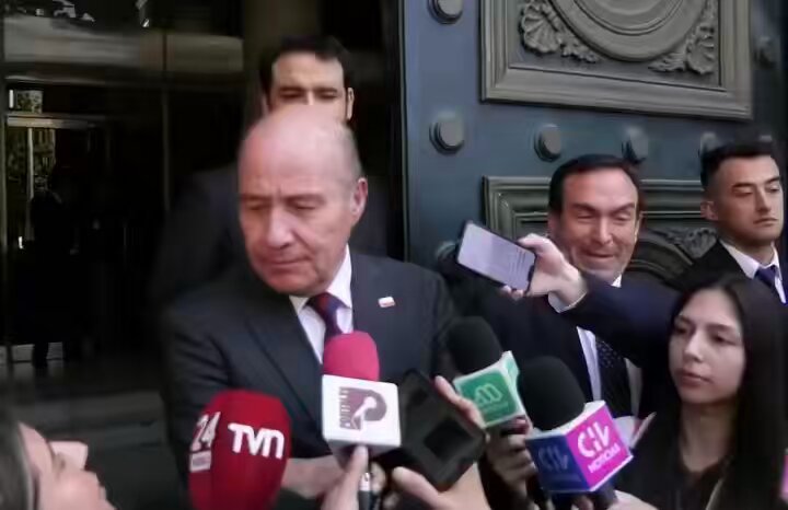 Quiroz se coludió con sus respuestas: Se ríe de los periodistas repitiendo 4 veces lo mismo