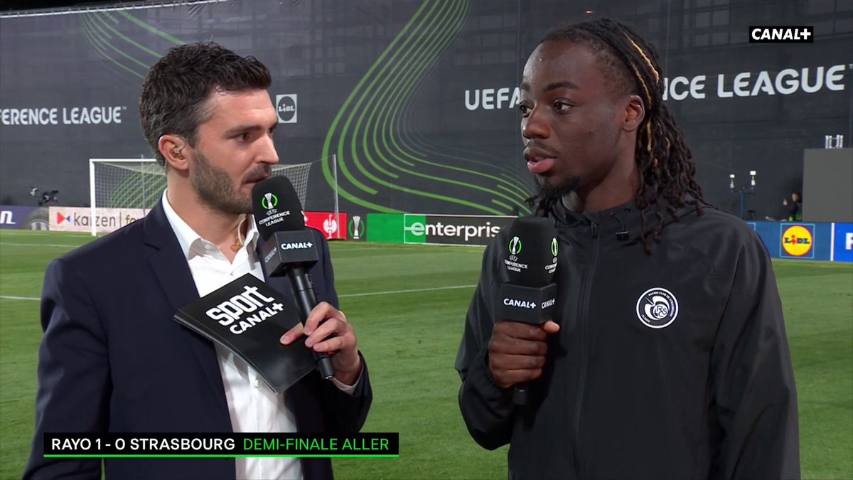 Même un énorme avion en papier n’est pas venu perturber Ismaël Doukouré 😂 Olivier Dacourt et le défenseur strasbourgeois donnent rendez-vous à la Meinau jeudi prochain pour tenter de créer l’exploit et se hisser en finale 👊🗓️ #RAYRCS | #UECL