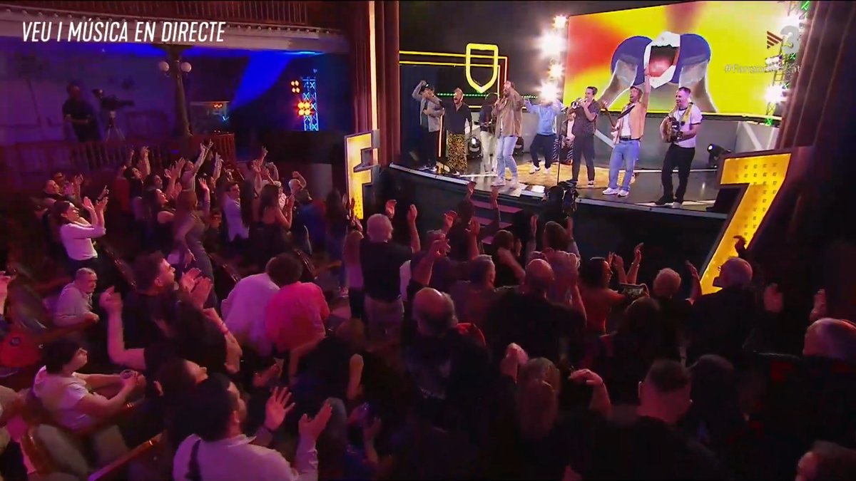 🔵🔴 La festa blaugrana d'avui acaba amb la música en directe de "La Pegatina" que interpreten "Con este fuego". #Fanzone3Cat ▶