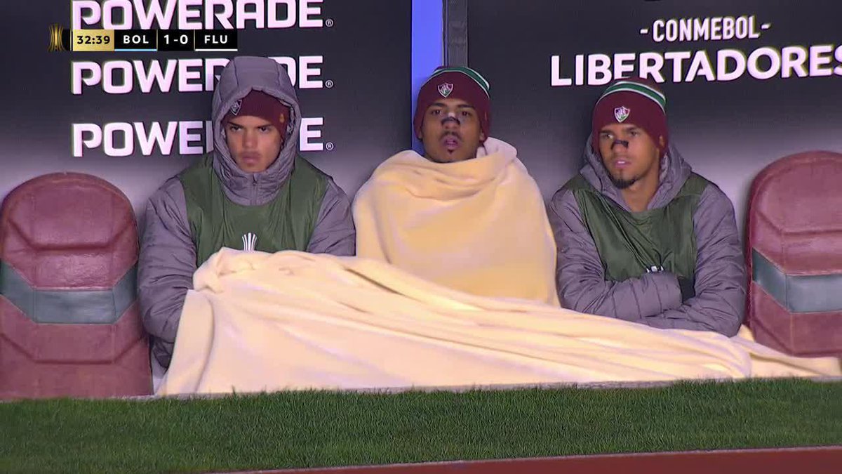 11° C en La Paz y los suplentes de Fluminense SUFREN en el banco... ¡Gorrito de lana, frazada y todo lo que pueda abrigar! 📺 Mirá TODA la CONMEBOL #Libertadores por #DisneyPlus Plan Premium