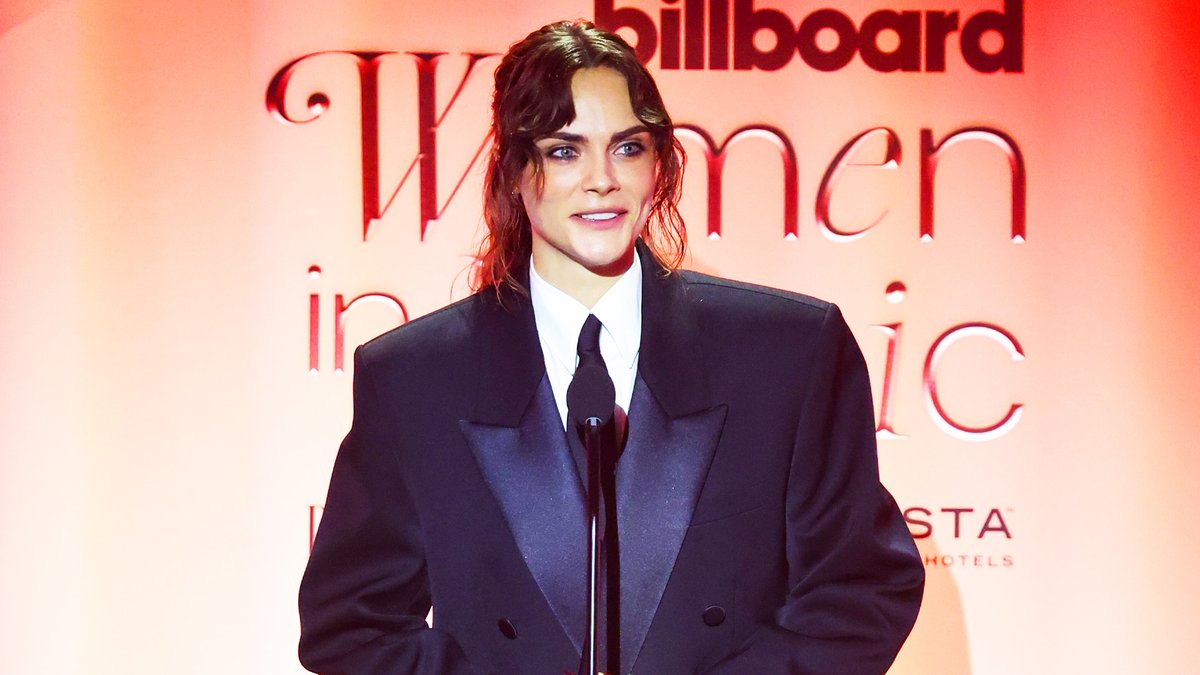 Women supporting women 🤝 Cara Delevingne recognizes Billboard Philippines Global Force honorees, BINI_PH at Billboard Women in Music.