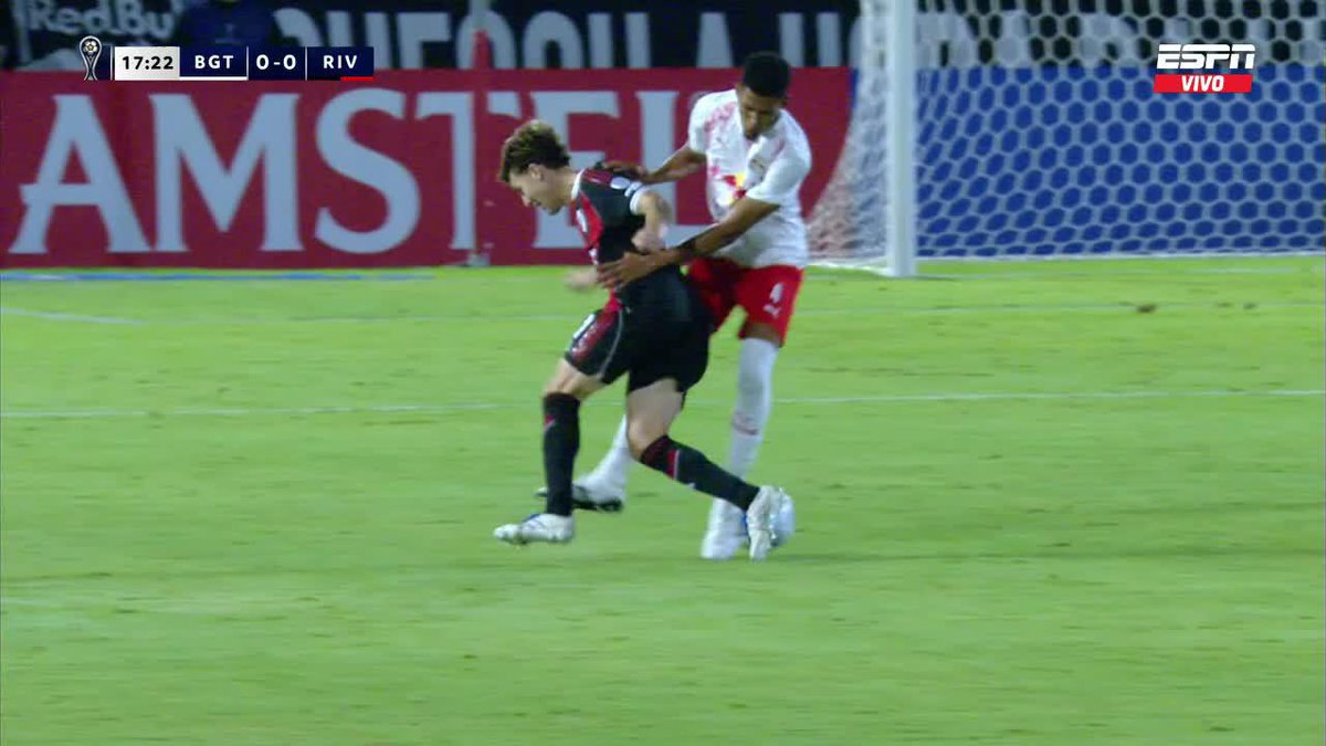 Roja de acá a la china, directo a pegar. El VAR bien gracias.