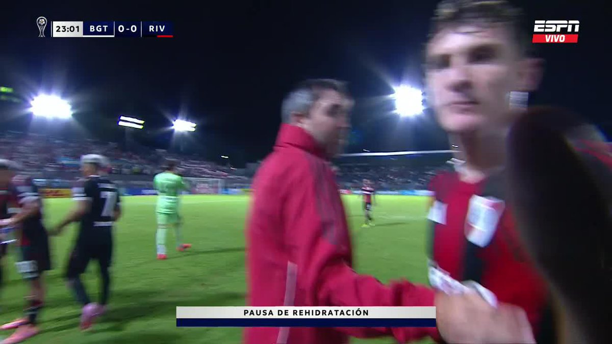🇦🇷😳 Facundo Colidio LE PEGÓ A LA CÁMARA en la pausa de rehidratación ante Bragantino en Brasil.
