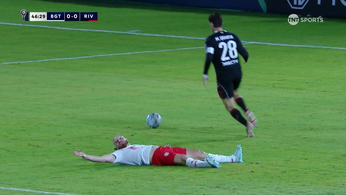 ❓¿Era ROJA a Martínez Quarta? 🟨Wilmar Roldán fue llamado por el VAR pero ratificó el penal y la AMARILLA para el jugador de RIVER PLATE ante BRAGANTINO en Sudamericana.