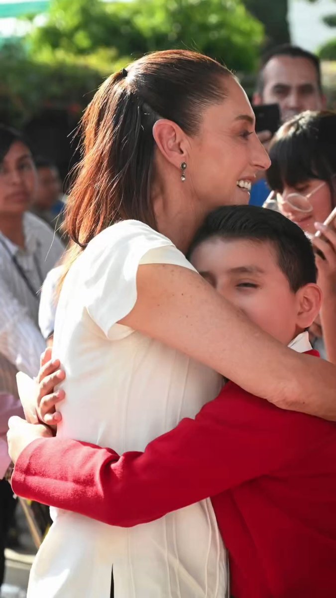 Día de la niña y el niño con la beca universal Rita Cetina para uniformes y útiles escolares en Nezahualcóyotl, Estado de México.