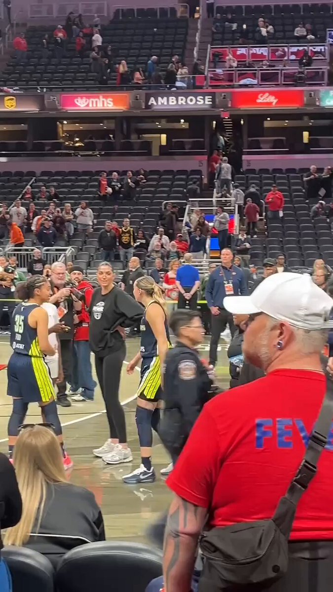 Paige, Azzi, and Raven after the game 🥰