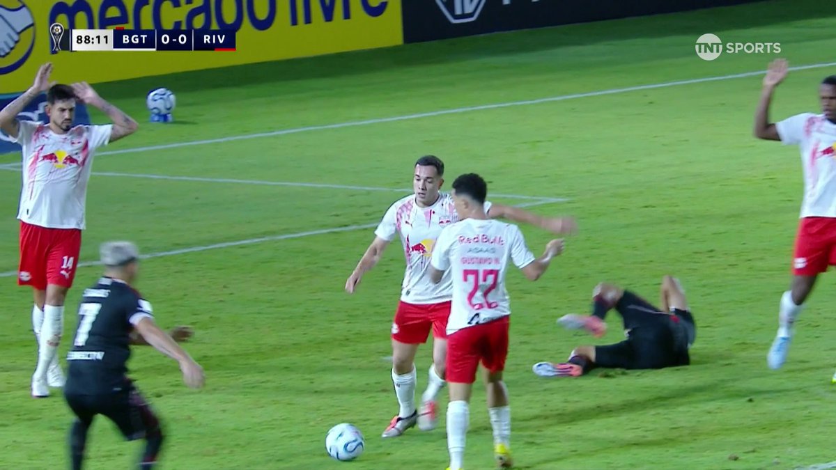 Inexplicable como no revisaron en el VAR este topetazo a Freitas Claro golpe en la cara sin intención de jugar la pelota, ni la toca