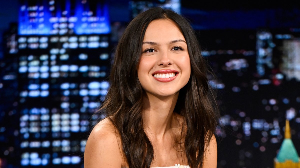 .Olivia Rodrigo says “drop dead” is just the first chapter to her new album, you seem pretty sad for a girl so in love 🩷 #FallonTonight #oliviaonfallon