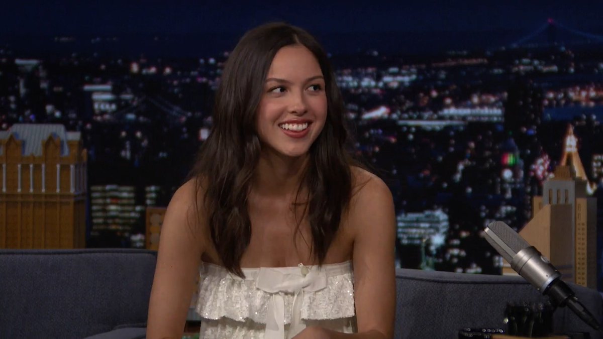 Jack White left a secret note of encouragement in Olivia Rodrigo’s dressing room ahead of her hosting Saturday Night Live this weekend 🥹 #FallonTonight #oliviaonfallon