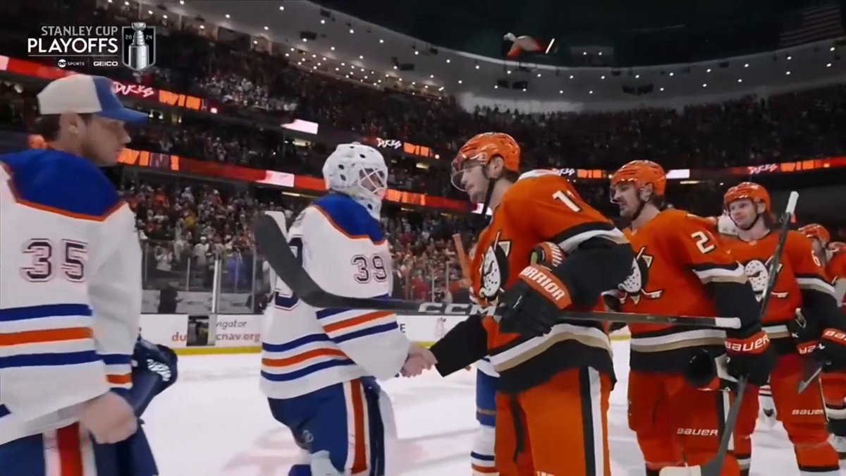 Another round of #HockeyHandshakes to cap off the night! 🤝 #StanleyCup