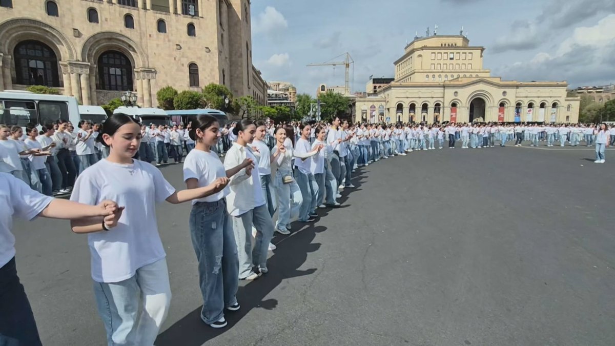 🇦🇲 | Miles de personas participaron en Ereván (Armenia) en la celebración del Día Internacional de la Danza con una muestra masiva de bailes tradicionales.