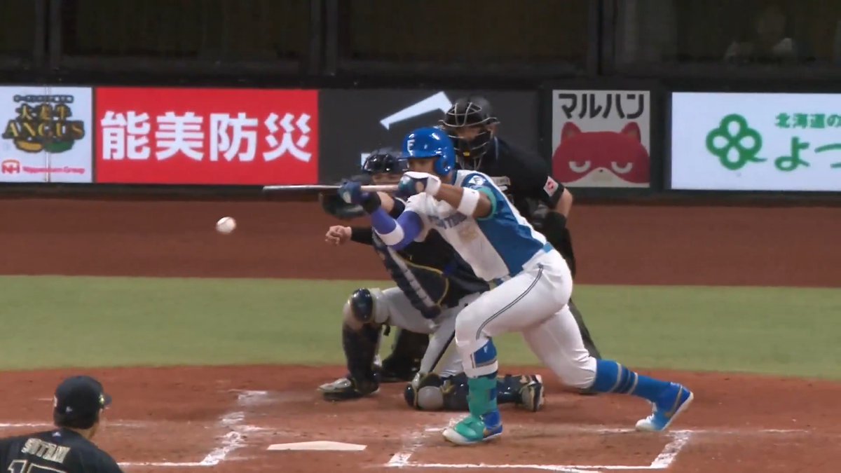相手の意表を突く形で1点を奪う！💪 北海道日本ハム 万波中正 選手がセーフティスクイズを決める！👏👏 👇ライブ配信・見逃し配信を見る