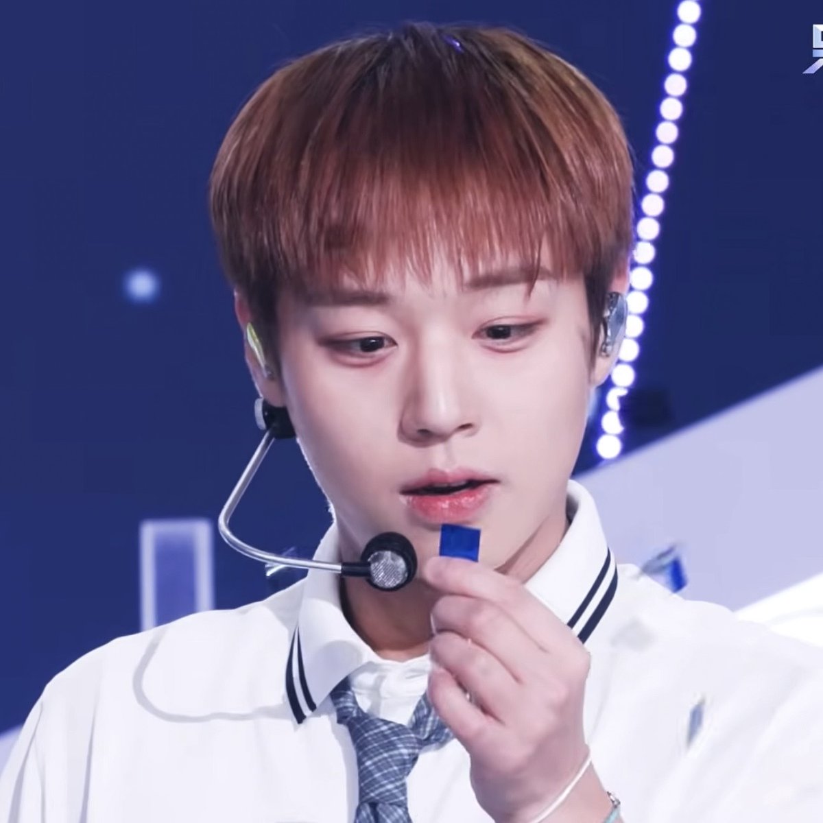 THE CONFETTI WENT INSIDE HIS MOUTH NOOOO 😭😭😭😭😭