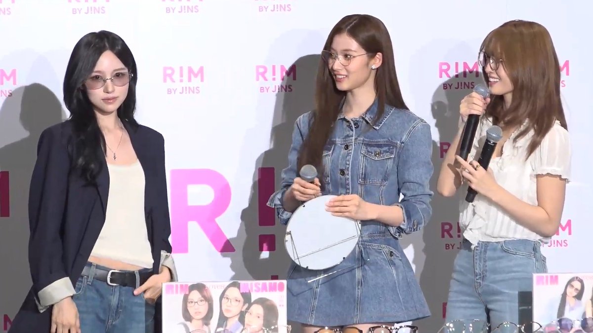 Mina trying on the sunglasses Sana and Momo chose for her, they kept calling her cool and ike nee-san (cool unnie)