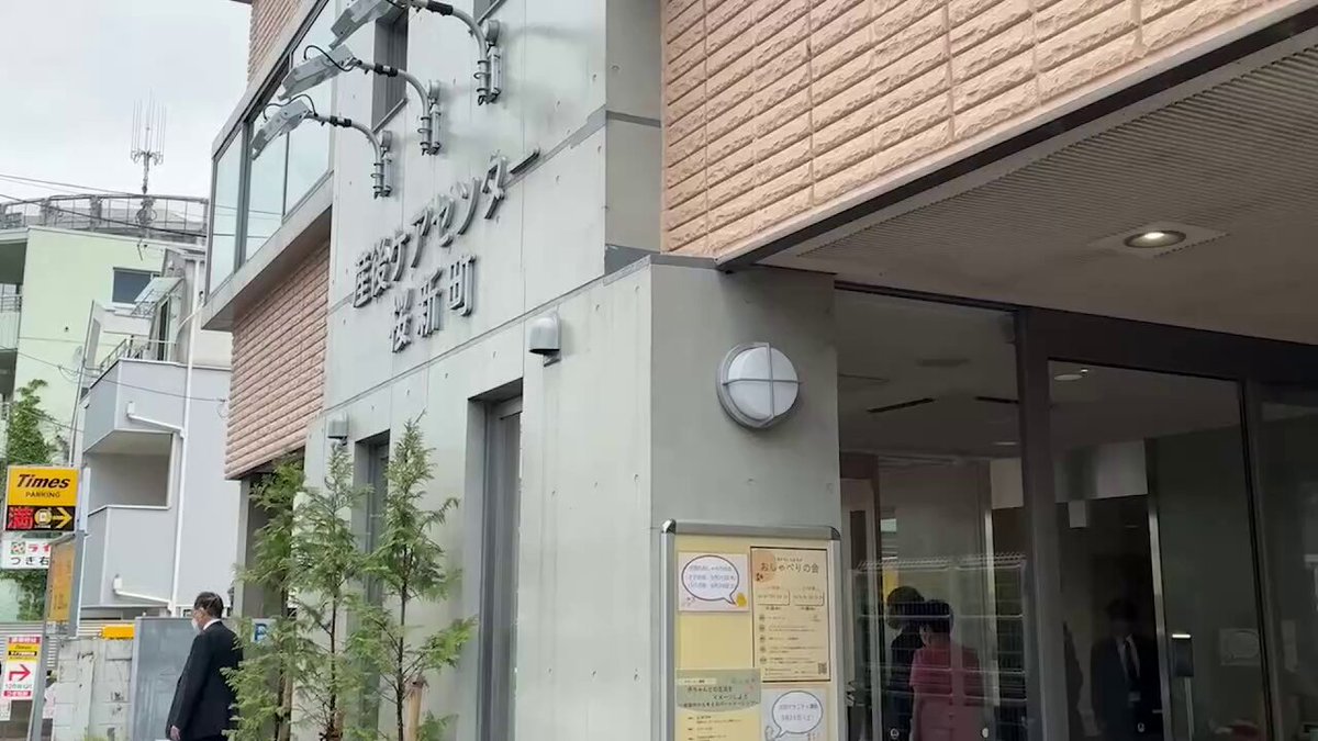 自民党の移動政調会。 小林鷹之政調会長と産後ケアを視察。 ◎産前産後の切れ目のない支援の重要性 産前産後の切れ目のない支援を目指しますが、現状は支援が途切れている場面も少なくありません。 妊産婦のメンタルヘルスを支えることは、孤立や虐待のリスクを減らし、子どもの健やかな成長を守ることに繫ります。 安心できる親子関係や育つ環境を整えることは、将来的な生きづらさの軽減に繋がり、子どもの自殺対策の観点からも重要だと考えています。 ◎視察先 【世田谷区立産後ケアセンター】 区立の専門施設として高い稼働率で運営され、産後の母子を支える拠点として機能。虐待予防や孤立防止にも寄与。一方、利用希望が多く抽選となるなど供給不足が課題。区からは、施設規模に見合った補助が得られず、運営費との乖離も大きいこと等、課題をお伝えいただきました。 【日本赤十字社医療センター】 医療機関として専門的な産後ケアを提供。休養と育児支援を両立できる場としてニーズは高い。リピーターも多く継続支援の重要性が明らか。一方、急性期医療優先で人員や病床に制約があり、希望者すべてに対応できない。自治体ごとの制度差や手続きの煩雑さも課題。 ◎今後の方向性 共通の課題は、委託料。国の補助基準が実態に合わず、市町村ごとの財政的な制約も影響し低水準となっています。 産後ケア事業を質、量両面から抜本的に拡充するよう自民党でも検討を加速します。 必要なすべての人が当たり前に利用できる制度へ。どこに住んでいても切れ目なく支援が受けられる仕組みづくりに取り組みます。