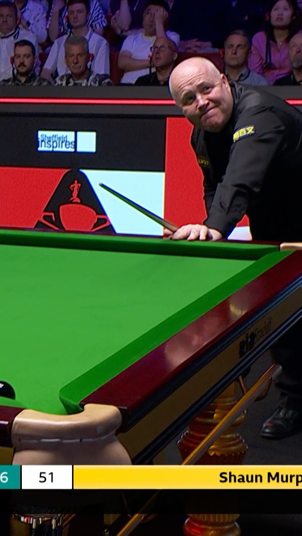 Some rotten luck for John Higgins as he tries to extend his lead in the semi-final 🫣