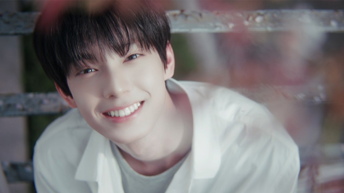 𝖥𝗋𝗈𝗆 𝖬𝗎𝗋𝗉𝗁𝗒 𝗍𝗈 𝖩𝗎𝗅𝗂𝖾 :): 1st Mini Album [YOUTH ERROR] 2026.05.13 6PM (KST) 🧦 #FLAREU #플레어유 #YOUTH_ERROR #WAY2U