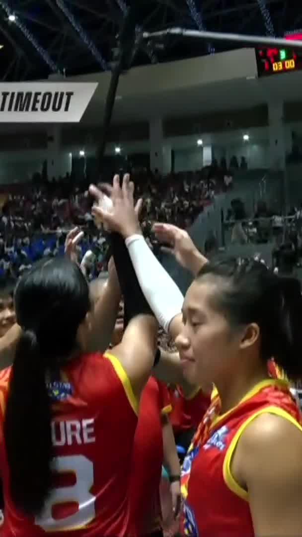 “HOY, DITO KA” 🤣 Eya Laure brings out her leadership and funny side during timeouts as Team Hustle dukes it out with Team Heart in the 2026 PVL All-Star Game. #PVL2026 #TheHeartofVolleyball #PVLAllStar