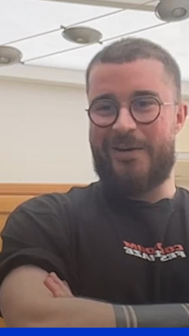💬 "Les escaliers, 30 marches, ça fait du bien à tout le monde" ➡️ L'humoriste Jimmy Labeeu incite les hommes à pousser leur femme dans les escaliers