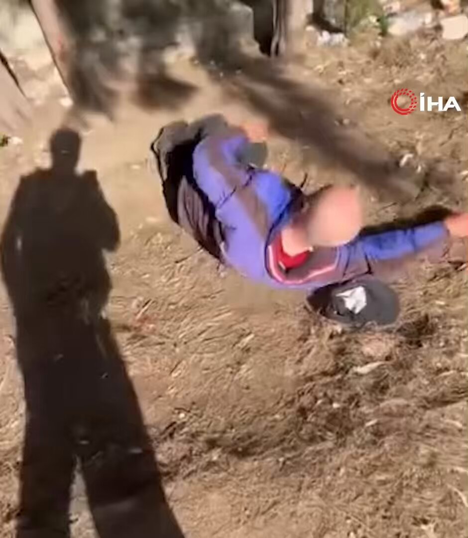 ⚪️ İzmir’de parkta uyuyan yaşlı adama tekme atan iki şahıs, gözaltına alındı.