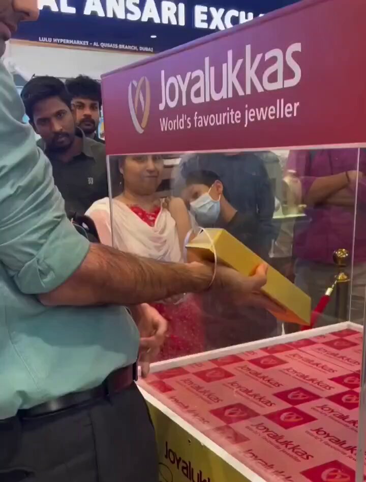 رجل فاز بسبيكة ذهبية ضخمة بعدما استطاع اخراجها بكل سهولة