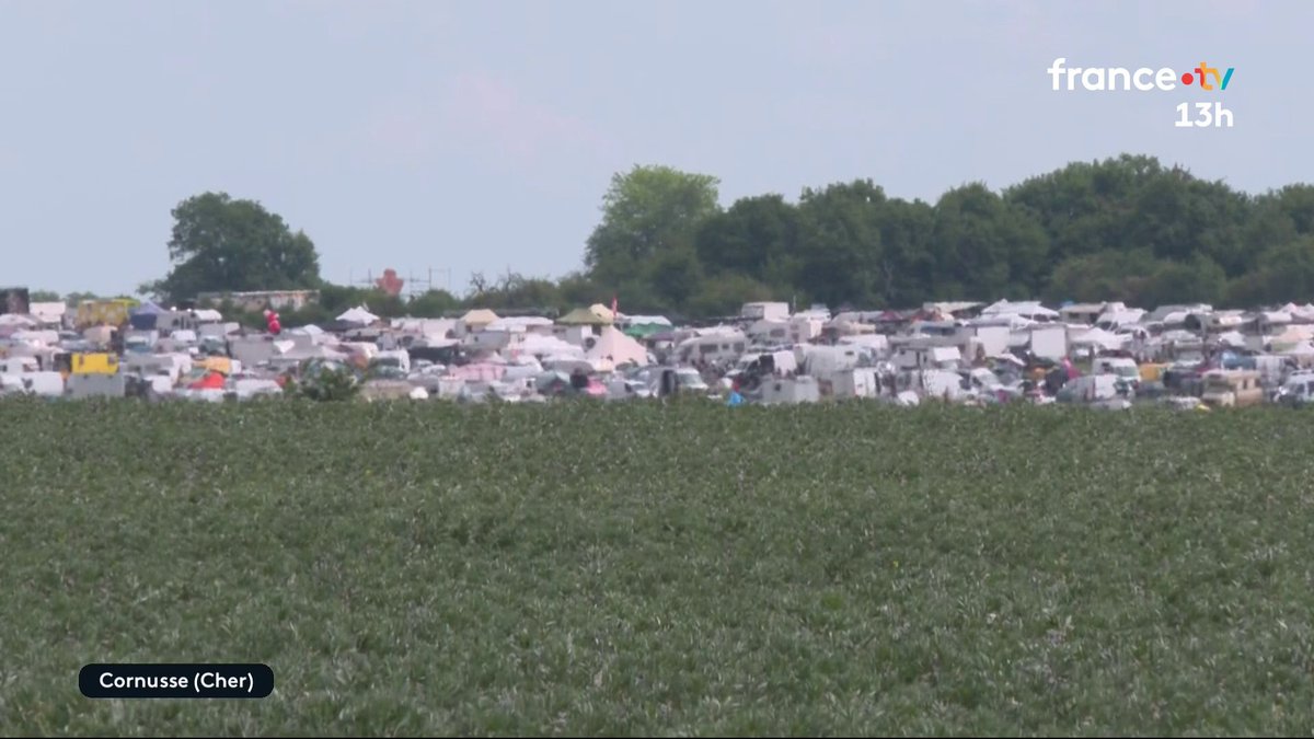 Près de Bourges, des milliers de personnes ont envahi un terrain militaire pour y organiser une rave party, une fête sauvage sans autorisation. Selon les organisateurs, jusqu'à 30 000 personnes y seraient attendues. La préfecture alerte sur un potentiel risque d'explosion. #JT13h