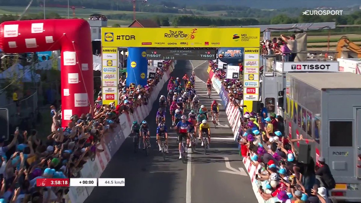 Strong and very smart sprint by Godon. 🎩 Pogacar lost all the momentum after Dorian moved aside so he doesn't have his back wheel, Pogi is not a pure sprinter after all. #TDR2026