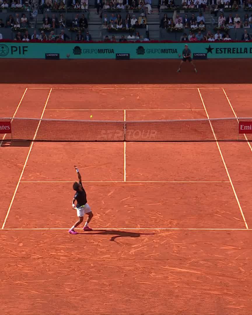 Indécent. 4-4 au deuxième set. Balle de break Jannik Sinner et il fait ça ! 😱 Sur un point où Arthur Fils avait enfin réussi à passer sa première balle, en plus.