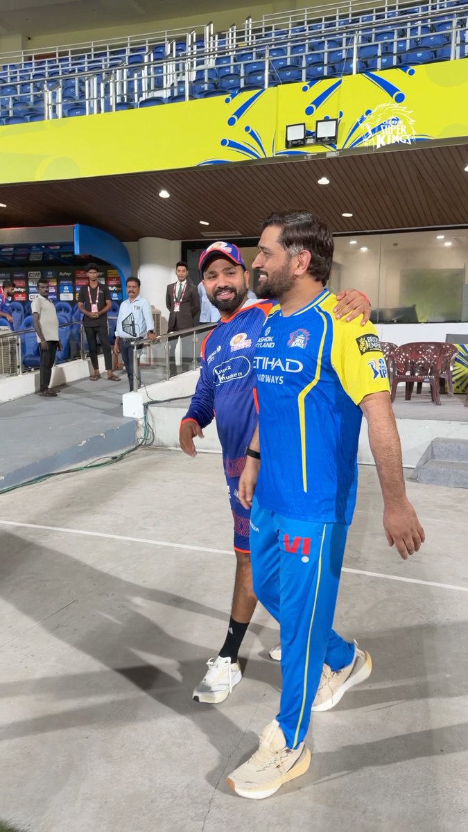 Rohit Sharma meeting MS Dhoni. 💙💛