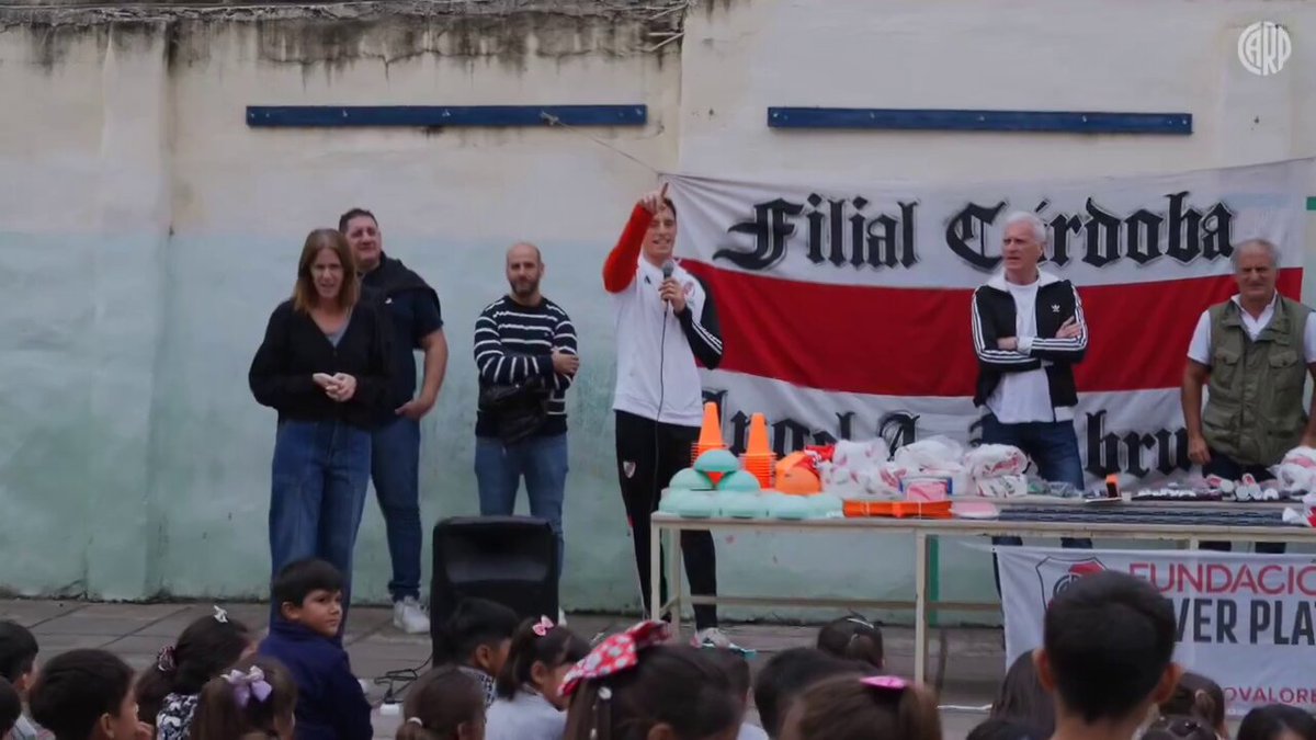 Además de ser el arquero de River, Santiago Beltrán estudia economía en la facultad. Hace poco dijo: “es importante formarse como persona y una forma de crecer es estudiar para abrir caminos en la vida” Esto le decía a los chicos de eso, jugador de los que no abundan. Emociona