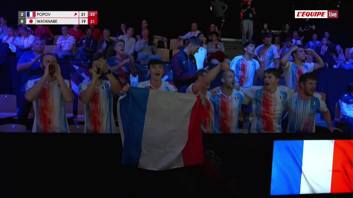 OUIIII ! C'est la médaille assurée pour les Bleus, leur première ! Toma Junior Popov offre le 3e point à la France, contre le Japon, et la qualification en demi-finale des Championnats du monde par équipes masculines #lequipeBADMINTON